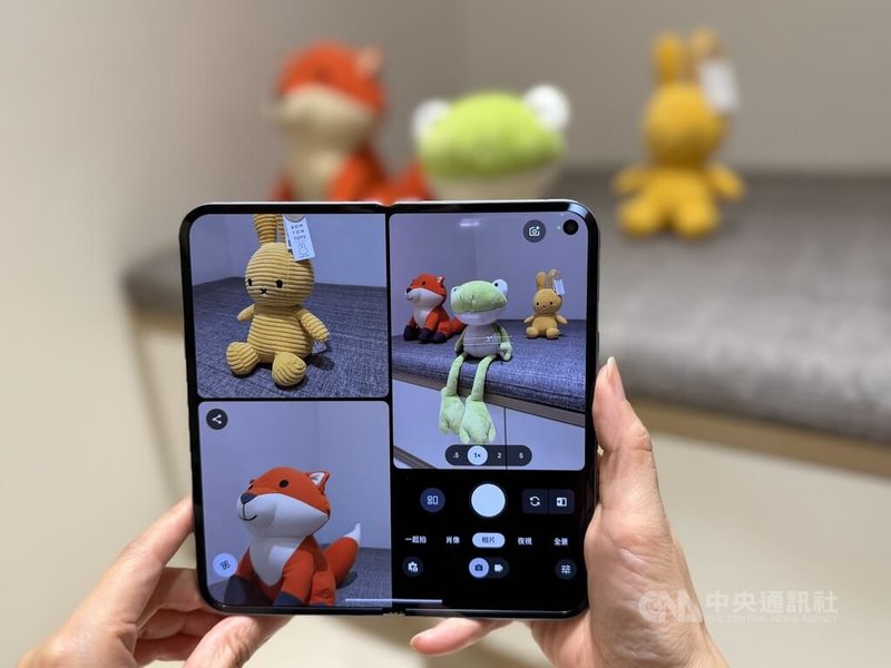 Google Pixel 10 Pro Fold折疊機9日開賣,內建Fold限定的拍照功能「即時查看」,拍攝時可以在展開的8吋內螢幕上,同時看到取景畫面和較早之前拍下的照片,方便進行更精確的畫面調整。中央社記者吳家豪攝 114年10月9日