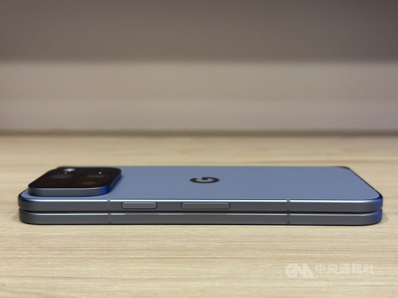 Google Pixel 10 Pro Fold折疊機9日開賣,採用航太級鋁合金邊框,摺疊厚度為10.8公釐,展開厚度為5.2公釐。中央社記者吳家豪攝 114年10月9日