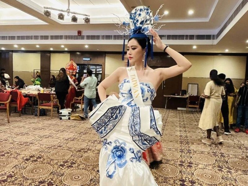 台灣小姐選美出身的鄭珊汶(圖)代表台灣赴印度參加世界魅力夫人(Mrs. Glam World)總決賽,在國服比賽部分,特別將青花瓷圖案融入改良式旗袍,巧思驚豔全場,成功吸引國際評審目光拿下國服冠軍,展現台灣在美學與文化上的創意。(鄭珊汶提供)中央社記者林巧璉傳真 114年10月9日