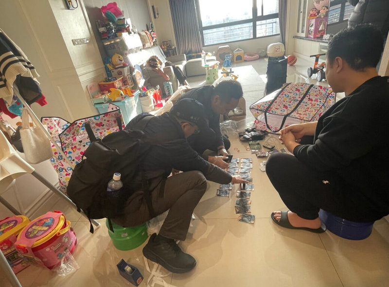 海巡署偵防分署台中查緝隊日前破獲以黃姓男子、陳姓女子情侶檔為首的販毒集團,在2人租屋處起獲毒品、不明藥丸等贓證物。(民眾提供)中央社記者趙麗妍傳真 114年10月9日