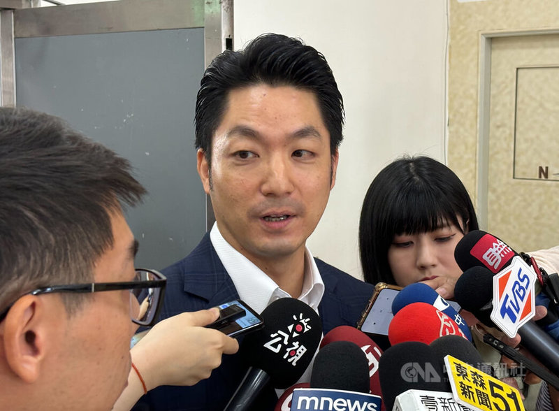 輝達(NVIDIA)原屬意將台灣總部設在北士科T17、T18基地,因用地取得卡關,正盤點其餘符合需求土地。台北市長蔣萬安(中)9日被媒體堵訪問及此事時表示,無論是誰的地,只要輝達在台北就是加分,將與中央一起努力。中央社記者陳昱婷攝 114年10月9日