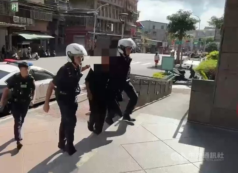 新北市73歲許姓男子因不滿被女友兒子趕出住處,9日上午在公園氣憤持刀攻擊女友,造成女方胸口、鎖骨及右手等共4處刀傷,警方將許男(左3)逮捕到案。(翻攝畫面)中央社記者曹亞沿傳真 114年10月9日