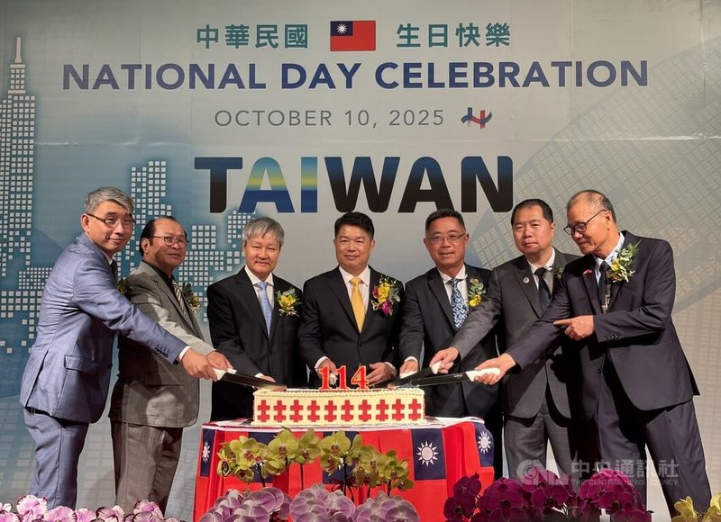駐胡志明市辦事處處長韓國耀（中）在8日的國慶酒會上，邀請越方代表越南商工聯合會副主席武新城（左3）以及多位台商代表共同切下中華民國114年的生日蛋糕。中央社記者曾婷瑄胡志明攝　114年10月9日