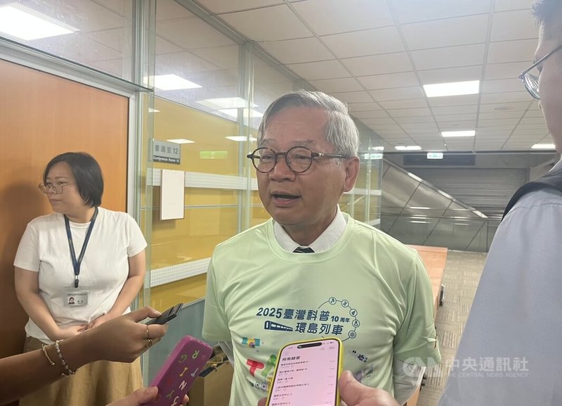 輝達台灣總部進駐北士科用地卡關,引發關注。國科會主委吳誠文(中)9日受訪時說,國科會主管科學園區,經濟部轄管很多產業園區,如果有需要,可以跟輝達討論如何提供協助。中央社記者趙敏雅攝 114年10月9日