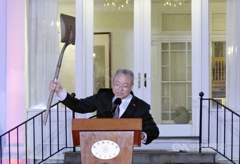 駐美代表處8日舉行雙十晚會。駐美代表俞大㵢致詞時重申自己家園自己守衛，並高舉鏟子強調台灣韌性。中央社記者鍾佑貞華盛頓攝　114年10月9日
