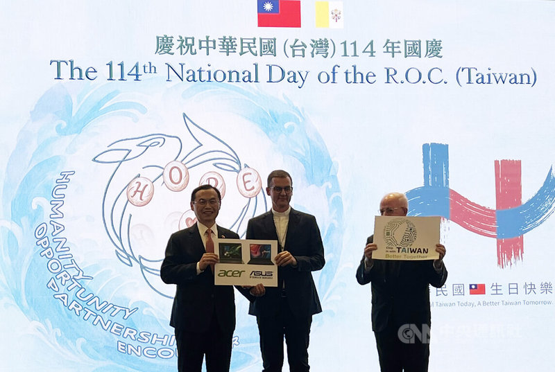 駐教廷大使賀忠義（左）8日在國慶酒會中代表台灣政府，援助維洛納（Verona）鮑思高慈幼會電腦設備，幫助孩童降低數位落差。中央社記者黃雅詩羅馬攝　114年10月9日