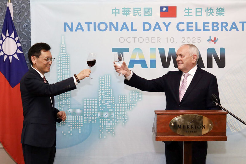 駐愛爾蘭代表處7日舉行國慶酒會，愛爾蘭國會友台小組主席、眾議院副議長麥基尼士（右）應邀致詞時提到，愛爾蘭應勇敢挺身而出，與台灣同在、捍衛民主。圖為麥基尼士與駐愛爾蘭代表唐殿文（左）一同舉杯祝酒。（駐英國代表處提供）中央社記者陳韻聿倫敦傳真　114年10月9日