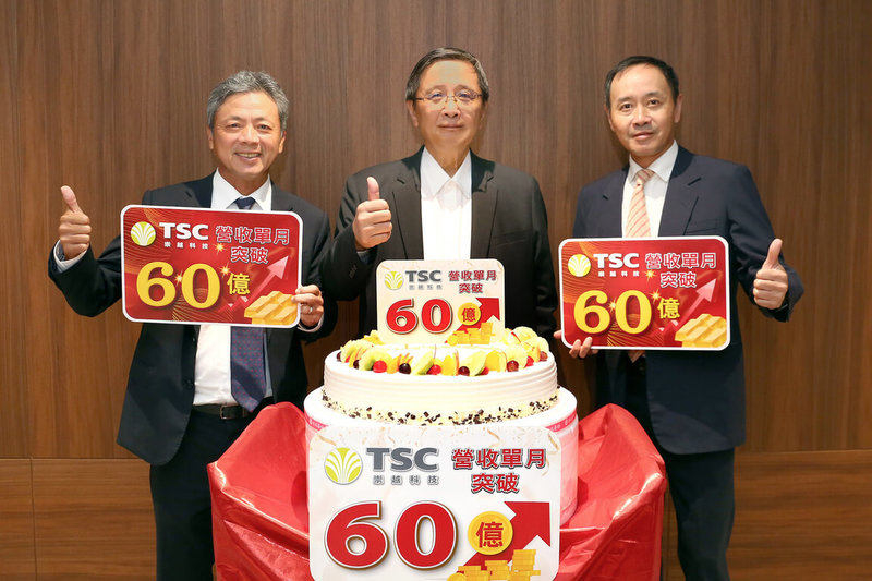 崇越科技今年營運動能強勁，9月營收首度衝破60億元大關，崇越集團執行董事李正榮（左起）、董事長潘重良、首席執行長陳德懿切蛋糕慶賀。（崇越科技提供）中央社記者曾仁凱傳真　114年10月9日