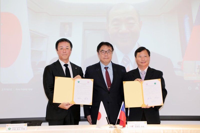 在台南市長黃偉哲(中)見證下,台南市安南區、日本熊本縣上益城郡甲佐町9日正式簽署友好交流協定,是安南區邁向國際舞台重要一步。(台南市政府提供)中央社記者張榮祥台南傳真 114年10月9日