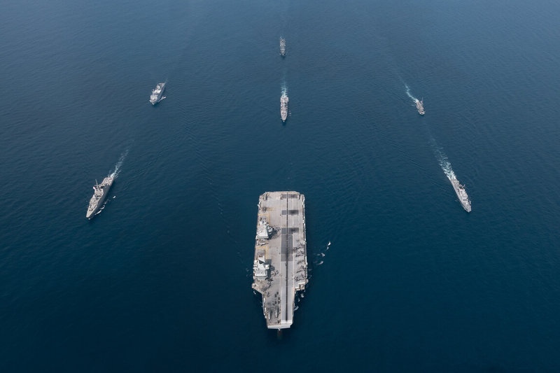 由英國最先進航空母艦「威爾斯親王號」領軍的航艦打擊群9月在馬來西亞一帶水域參加為期2週的「五國團結」軍演,圖中在「威爾斯親王號」後方的6艘軍艦分別來自澳洲(1艘)、英國(1艘)、馬來西亞(2艘)、新加坡(2艘)。(英國國防部提供)中央社記者陳韻聿倫敦傳真 114年10月9日