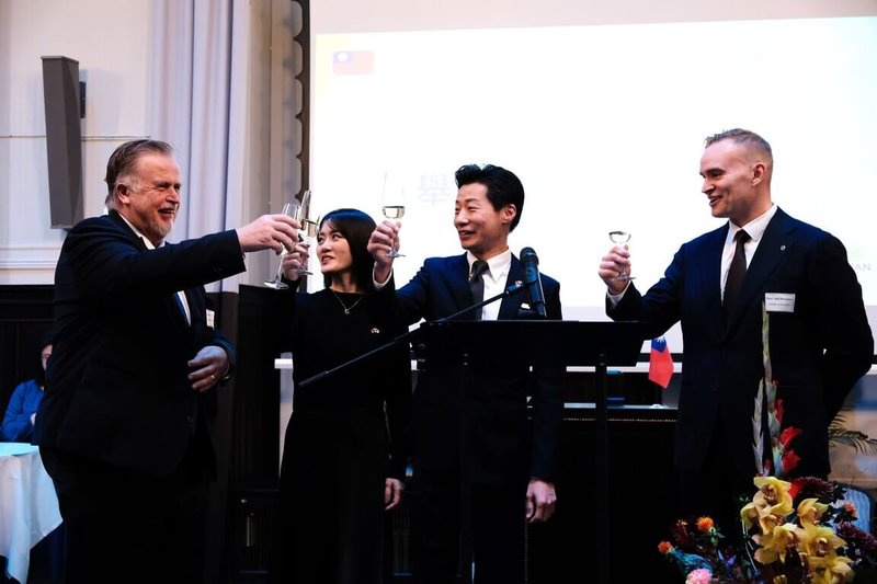 駐芬蘭代表處代表林昶佐夫婦(中)與芬蘭國會友台小組第一副主席哈雅內(Atte Harjanne,右1)及第二副主席聶米(Veijo Niemi,左1)在國慶酒會舉杯向出席嘉賓致意。(駐芬蘭代表處提供)中央社記者辜泳秝傳真 114年10月9日