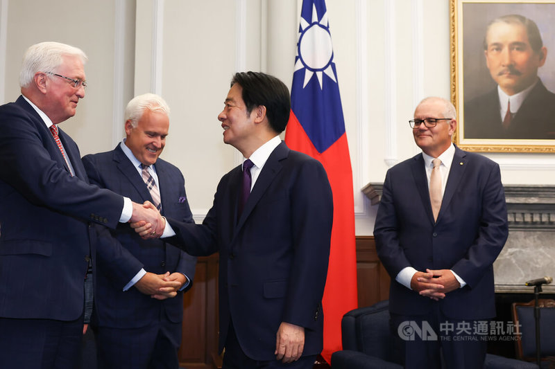 總統賴清德(右2)9日在總統府接見「2025台北安全對話」與會外賓,向澳洲前總理莫里森(Scott Morrison)(右1)、美國前白宮政治主任、保守聯盟主席施拉普(Matt Schlapp)(左2)、美國前陸軍副部長希普(Van Hipp Jr.)(左1)等人握手致意。中央社記者王騰毅攝 114年10月9日