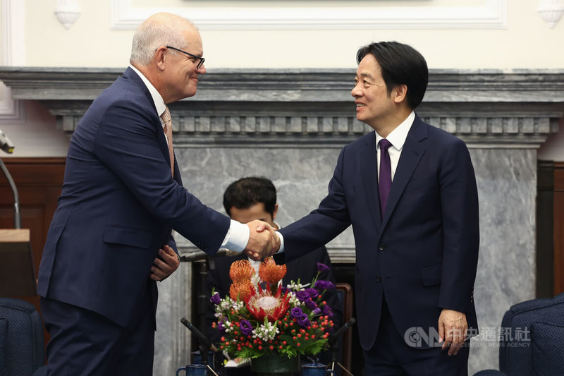 總統賴清德(右)9日在總統府接見「2025台北安全對話」與會外賓,與澳洲前總理莫里森(Scott Morrison)(左)握手致意,歡迎訪團來台。中央社記者王騰毅攝 114年10月9日