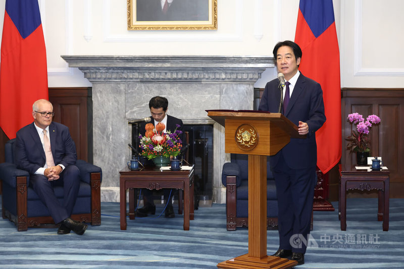 總統賴清德(右)9日在總統府接見「2025台北安全對話」與會外賓,賴總統致詞表示,台灣站在威權主義威脅的第一線,希望凝聚民主夥伴力量,促進印太區域穩定發展。左為澳洲前總理莫里森(Scott Morrison)。中央社記者王騰毅攝 114年10月9日