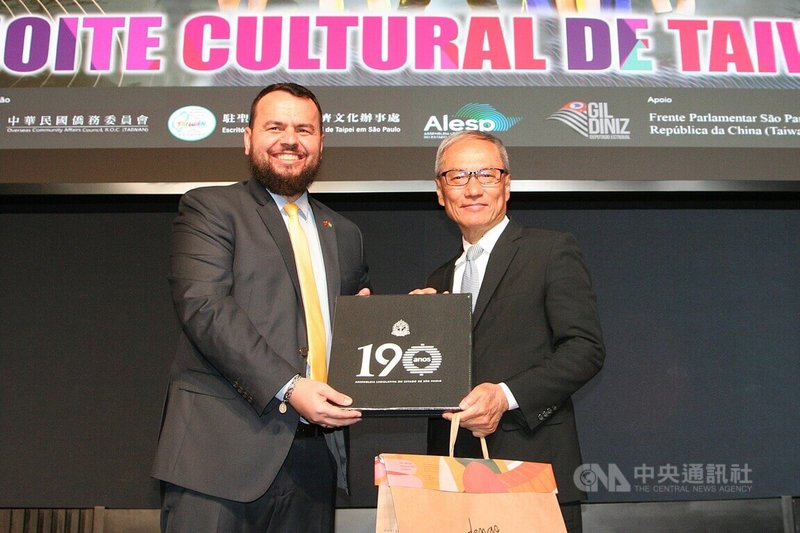 中華民國僑務委員會邀請「當代樂坊」國慶文化訪問團,8日晚間於巴西聖保羅州議會舉辦「台灣文化之夜」,聖保羅州議會友台陣線主席狄尼茲(左)贈禮僑委會前委員長吳新興(右)。中央社記者唐雅陵聖保羅攝 114年10月9日