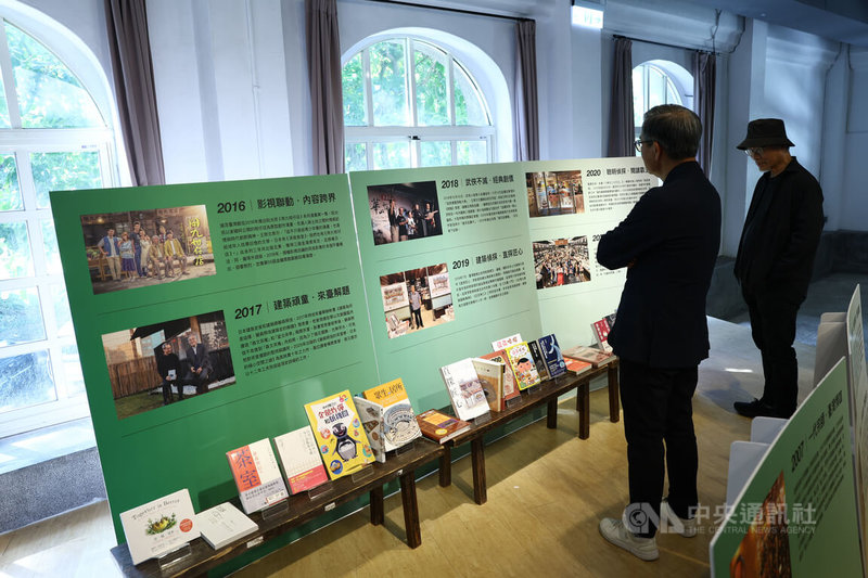 遠流50故事展暨感恩茶會9日在台北華山文創園區登場,透過展覽方式呈現遠流出版社近50年以來的編輯故事與代表性出版作品,邀請民眾參觀。中央社記者王騰毅攝 114年10月9日