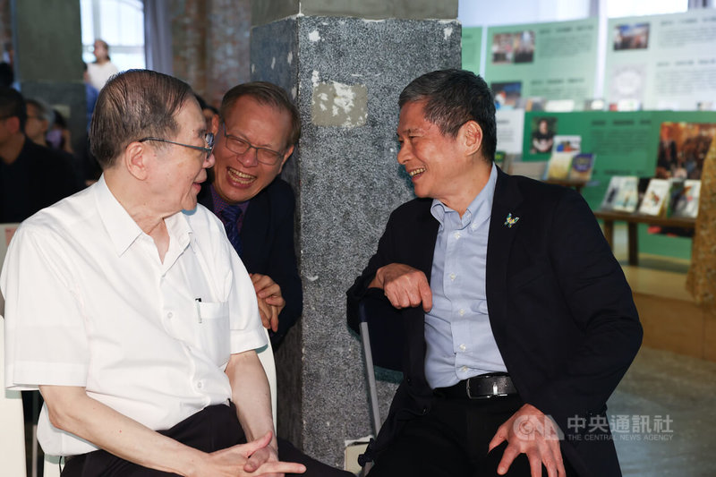 遠流出版社成立50週年,9日在台北華山文創園區推出「50張照片,說遠流50故事展」,中央社董事長李永得(右)出席與貴賓交流互動。中央社記者王騰毅攝 114年10月9日
