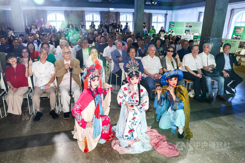 遠流出版社成立50週年故事展暨感恩茶會9日在台北華山文創園區登場,遠流董事長王榮文(2排左2)與創辦遠流初期的重要夥伴鄧維楨(2排左3)、吳靜吉(2排右6)、作家黃春明(2排右5)、中央社董事長李永得(2排右1)等藝文界人士齊聚慶祝。中央社記者王騰毅攝 114年10月9日