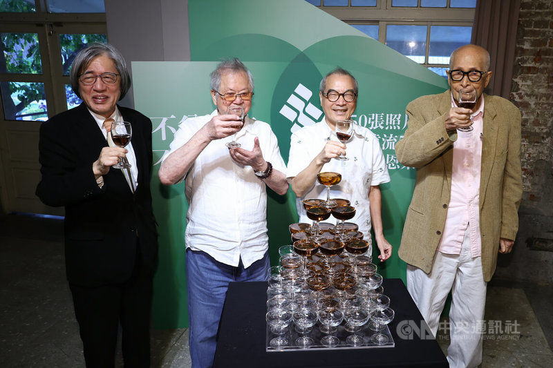 遠流出版社成立50週年故事展暨感恩茶會9日在台北華山文創園區舉行,董事長王榮文(右2)與創立遠流初期的夥伴鄧維楨(右)、作家黃春明(左2)、PChome網路家庭董事長詹宏志(左)一同舉杯慶祝。中央社記者王騰毅攝 114年10月9日