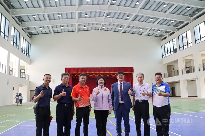 雲林北辰國小打造全新活動中心9日啟用,未來將開放給社區居民共同使用,實踐校園空間共享與在地共融,教育部主秘林伯樵(右3)、雲林縣長張麗善(中)等人出席見證。中央社記者姜宜菁攝 114年10月9日