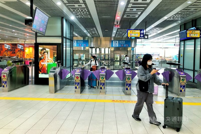 桃園大眾捷運公司9日表示,16日起將優化列車運行時刻與營運模式,讓A9林口站至A1台北車站間尖峰班距更為密集,盼有效疏運通勤與通學人潮,提升尖峰時段乘車便利與舒適度。中央社記者吳睿騏桃園攝 114年10月9日