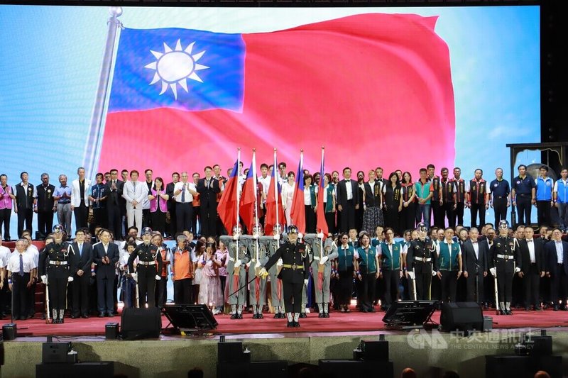 114年國慶晚會9日在台中市文心森林公園圓滿戶外劇場舉行,開場由20個工商團體領唱國歌,並由儀隊迎接國旗進場。中央社記者蘇木春攝 114年10月9日