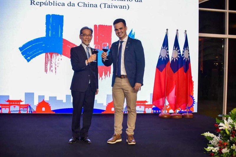 慶祝中華民國114年雙十國慶，駐巴西代表處7日晚間在Villa Rizza宴會場地舉辦國慶酒會，駐巴西代表廖志賢（左）與巴西國會友台小組主席聯邦眾議員阿瑪拉（右）舉杯敬酒。（駐巴西代表處提供）中央社記者唐雅陵聖保羅傳真　114年10月9日