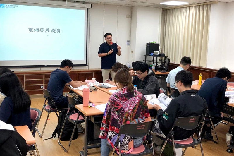 工研院電網學校成立6年,至今已培訓近1800人次電力與電網領域專業人才。工研院9日宣布,電網學校首度推出「電力規劃與系統整合認證班」,協助學員全面建立能源系統整合與規劃能力。(工研院提供)中央社記者張建中傳真 114年10月9日