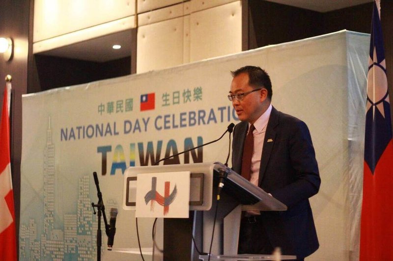 日內瓦雙十國慶酒會,駐日內瓦辦事處處長李冠德開場致詞,國際嘉賓與僑胞約350人出席。(日內瓦代表處提供)中央社記者郭芳君蘇黎世傳真 114年10月9日