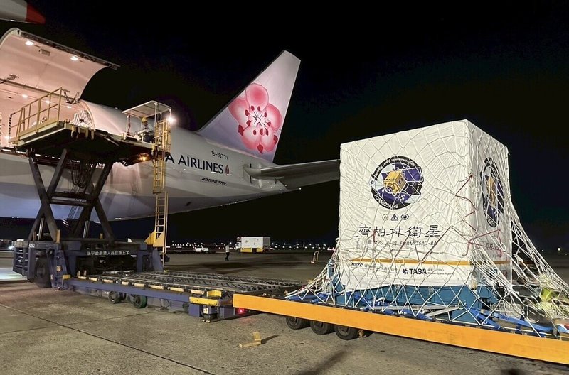 中華航空第6度榮膺載運國家人造衛星赴美任務，於8日晚間協助國家太空中心（TASA）載運「福爾摩沙衛星八號」首顆衛星至美國洛杉磯機場。（中華航空提供）中央社記者余曉涵傳真　114年10月9日