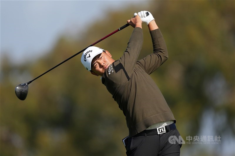 在日本橫濱舉行的美國職業高爾夫巡迴賽(PGA)灣流菁英賽首回合,台灣好手俞俊安暫時並列第12名。(中央社檔案照片)