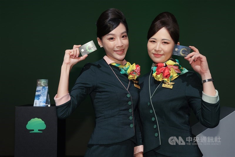 圖為國泰世華銀行與長榮航空推聯名信用卡。 (中央社檔案照片)