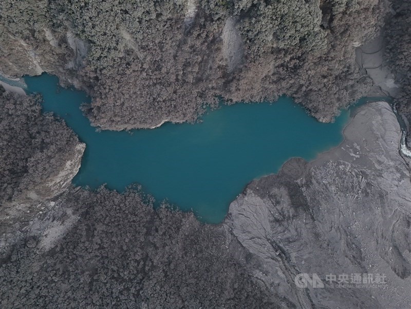 馬太鞍溪堰塞湖水位連9天無變化。(中央社檔案照片)