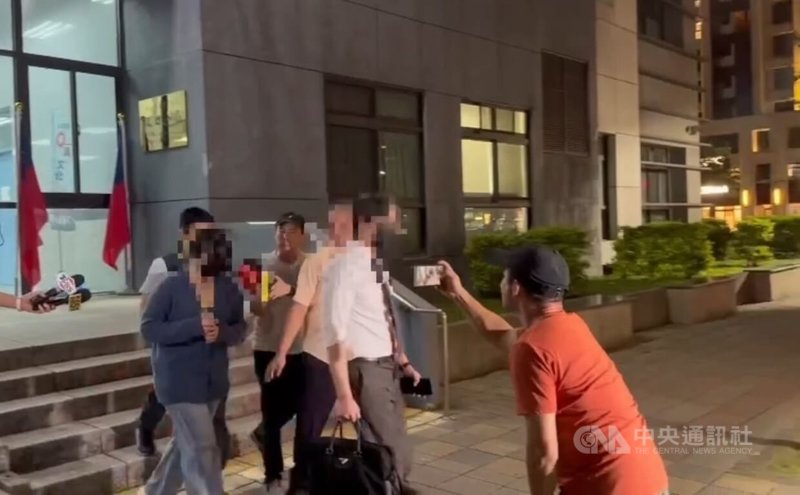 新北市林口區優創補習班被控虐童,林口警分局9日約談涉案李姓教師、補習班主任,以及3名老師共5人,晚間完成筆錄後,將李姓教師(左1)移送新北地檢署複訊。(翻攝畫面)中央社記者曹亞沿傳真 114年10月9日