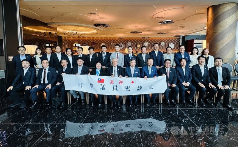 日華議員懇談會(日華懇)會長古屋圭司(前排中)上午率團赴台參加114年雙十國慶,今年共有28名成員訪台。中央社記者楊明珠東京攝 114年10月9日