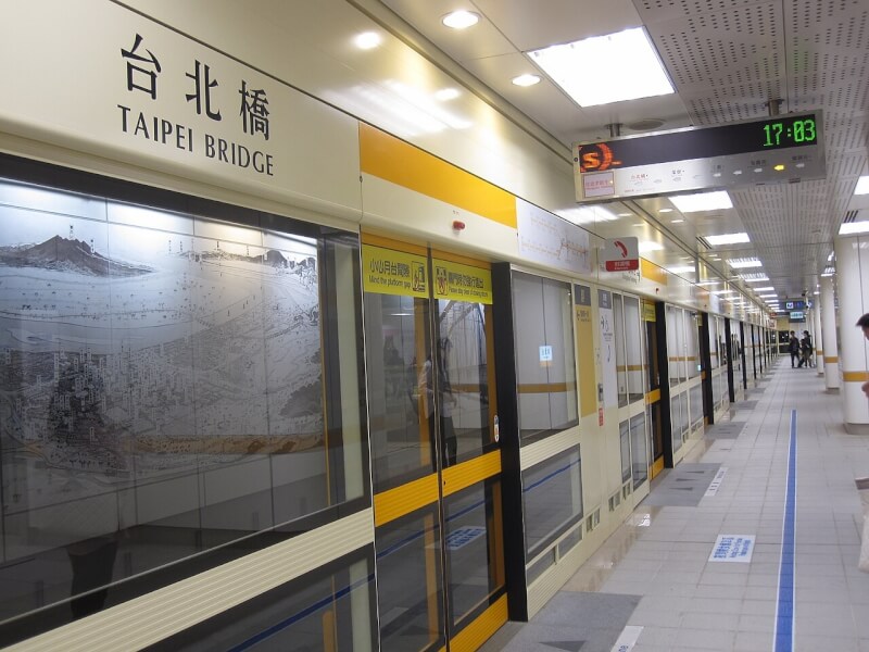 台北捷運中和新蘆線9日發生異常，台北橋站月台一度被旅客擠爆。（圖取自維基共享資源；作者Mike8411251995，CC BY-SA 3.0）