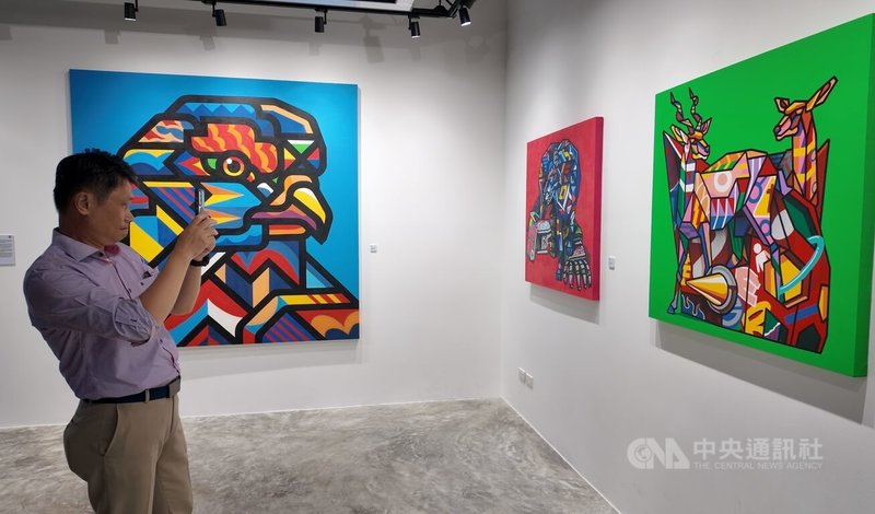台灣、泰國、日本和歐美等12名藝術家在曼谷展出塗鴉作品,吸引民眾參觀拍照。中央社記者李宗憲曼谷攝 114年10月9日