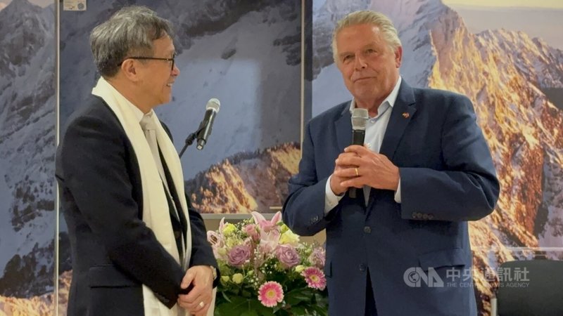 威爾許在謝志偉駐德9年期間,兩人共同為推動台灣參與世界衛生組織(WHO)、國際民航組織(ICAO)努力,培養出深厚革命情誼。8月謝志偉卸任駐德代表一職轉戰歐盟,威爾許特來餞別,表示為了台灣「兩人在歐盟還會相見!」中央社記者林尚縈柏林攝 114年10月9日