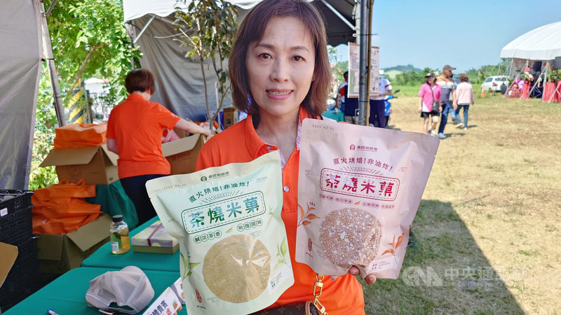 嘉義縣番路鄉農會「嘉義優鮮」品牌的蜜香紅茶茶燒米菓,9月成為華航商務艙提供給旅客的點心,總幹事趙幸芳(前)說,米菓吃到口中茶香四溢、香甜可口,除了蜜香口味,還有青心烏龍口味。中央社記者蔡智明攝 114年10月9日