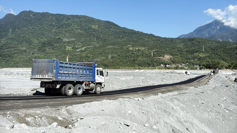 台9線馬太鞍溪橋遭洪水沖斷,在交通部公路局動員趕工下,涵管便道預定10日下午通車,南下北上各一條,現階段涵管便道限小型車(限重5噸以下)及搶救災等緊急車輛戒護通行。中央社記者李先鳳攝 114年10月9日
