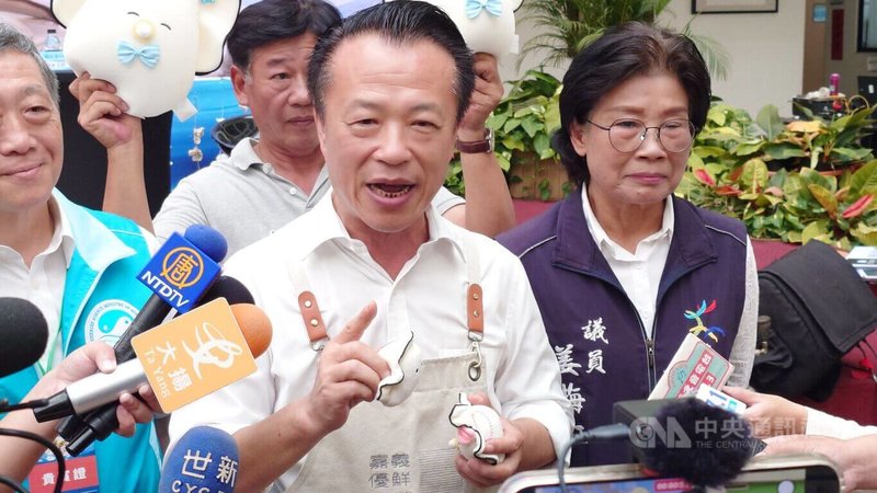 輝達台灣總部新建案因北士科用地取得問題卡關,嘉義縣長翁章梁(中)9日在臉書貼文,表態爭取輝達進駐嘉義縣。中央社記者蔡智明攝 114年10月9日