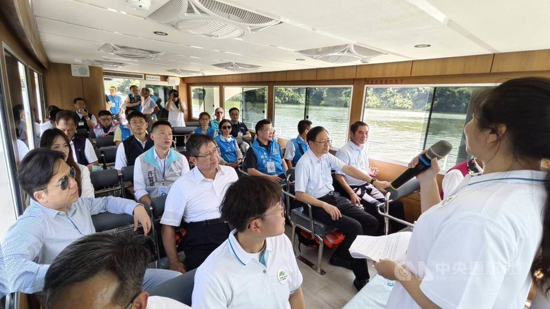 桃園市、新竹縣、新竹市與苗栗縣首長9日齊聚苗栗,參加「桃竹竹苗湖海觀光」行銷記者會,共同宣傳4縣市湖泊與海岸觀光資源特色,並搭乘電動船遊明德水庫。中央社記者管瑞平攝 114年10月9日