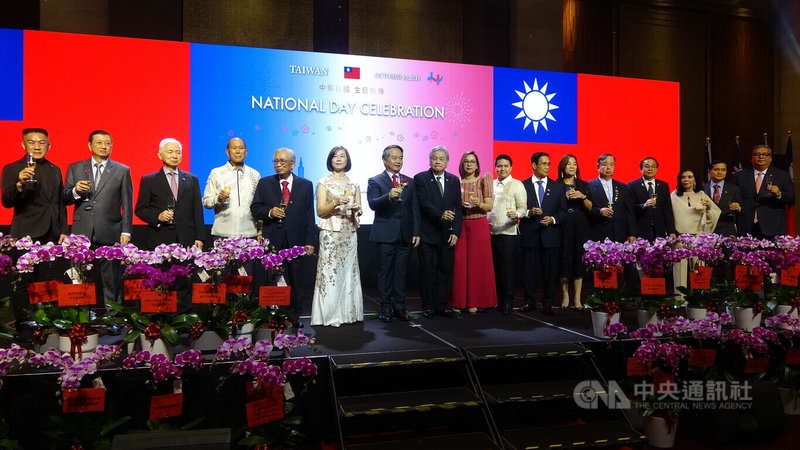 中華民國駐菲律賓代表處9日晚間舉辦114年雙十國慶酒會,現場冠蓋雲集,共同祝酒。中央社記者林行健馬尼拉攝 114年10月9日