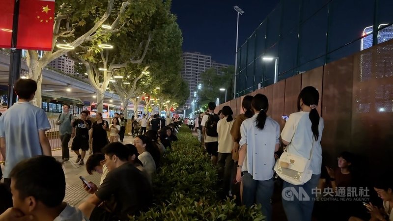 周杰倫9日在上海體育館開唱,有許多沒搶到票的歌迷仍特地來到現場,守在場外聆聽。中央社記者廖文綺上海攝 114年10月9日