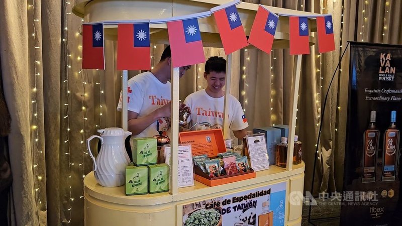 駐阿根廷代表處國慶酒會賓客除了品嘗到台式滷肉飯、發糕外,並享用台灣本土種植的精品咖啡,咖啡特以黑熊跳探戈包裝象徵台灣人情味與阿根廷熱情交流。中央社記者黃韻如布宜諾斯艾利斯攝 114年10月9日