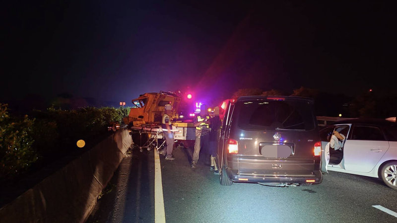 國道1號南下225公里北斗至西螺段9日凌晨2時許發生4車事故,1名拖吊車駕駛疑未注意車前狀況,撞擊前方車輛,後方2輛車閃避不及撞上,導致2人受傷送醫。(國道警察提供)中央社記者鄭維真傳真 114年10月9日
