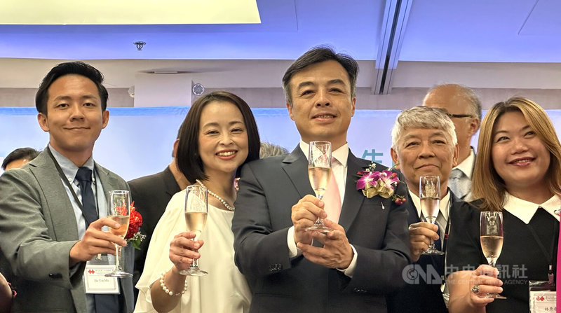 駐舊金山辦事處8日舉辦國慶酒會。處長伍志翔夫婦(中)與賓客共同舉杯。中央社記者張欣瑜舊金山攝 114年10月9日