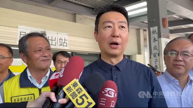 花蓮馬太鞍溪堰塞湖溢流造成嚴重災情,交通部長陳世凱(右2)9日至光復視察表示,感謝台鐵這段時間肩負起疏運重責,這2週台鐵共疏運40萬人次的鏟子超人到光復救災。中央社記者李先鳳攝 114年10月9日