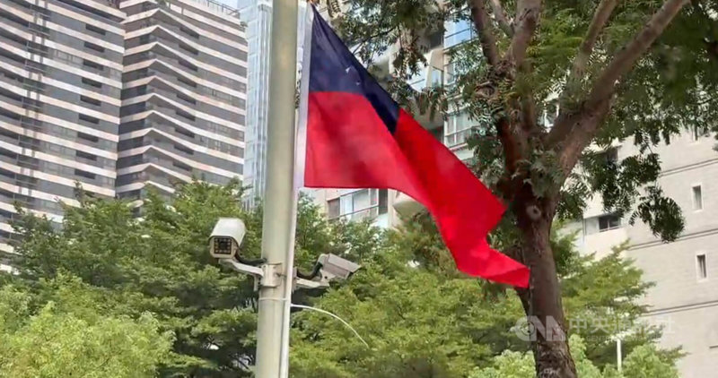 國慶晚會9日在台中登場。有議員認為，台中市街道未見旗海飄揚，節慶氛圍不足。市府回應，1.6萬支國旗懸掛在路燈及交通重要節點、高架道路，疑遭綠蔭遮蔽將調整高度。中央社記者趙麗妍攝　114年10月9日