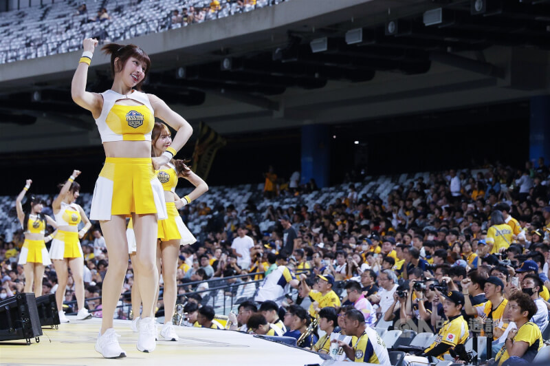 圖為兄弟啦啦隊Passion Sisters場邊帶動應援氣勢。(中央社檔案照片)